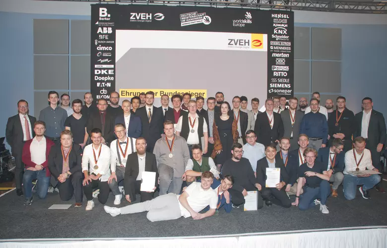 Gruppenbild: Alle 49 Teilnehmer/-innen der 72. Deutschen Meisterschaften der E-Handwerke.