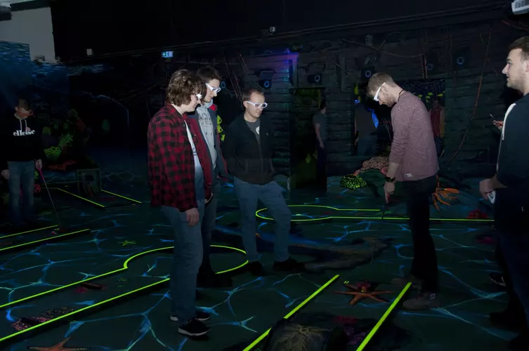Zeit zum Netzwerken: Beim 3D-Schwarzlicht-Minigolf konnten sich die Teilnehmer näher kennenlernen.