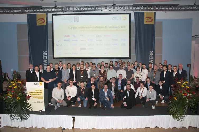 Gruppenbild: Alle 52 Teilnehmerinnen und Teilnehmer der 70. Deutschen Meisterschaften der E-Handwerke.