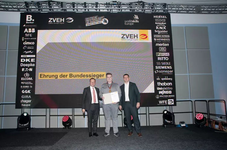 Siegerehrung Systemelektroniker/-in (v. l. n. r.): Schirmherr Christopher Mennekes, Daniel Heintz (1. Platz, Baden-Württemberg), Stefan Ehinger (ZVEH-Präsident).