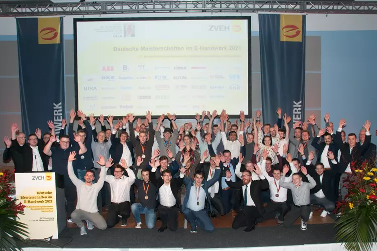 Freude über das gelungene Event: die 52 Teilnehmerinnen und Teilnehmer der 70. Deutschen Meisterschaften der E-Handwerke.