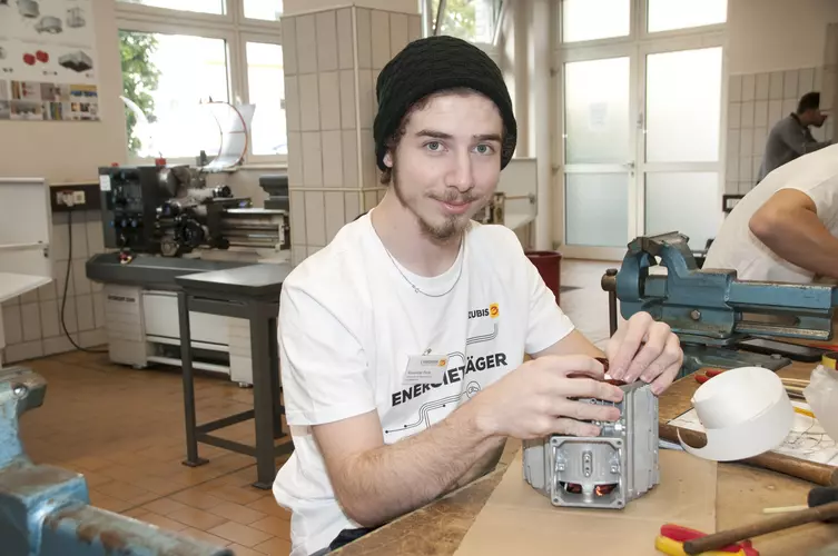 Alexander Paris (Bayern), Platz 3, Elektroniker für Maschinen und Antriebstechnik.