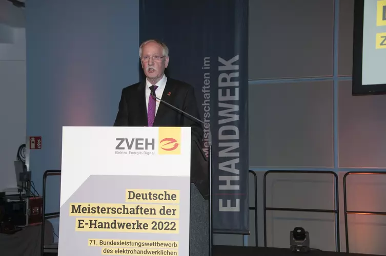 ZVEH-Präsident Lothar Hellmann hob in seiner Rede die Bedeutung des Nachwuchses im Bezug auf den Fachkräftemangel hervor.
