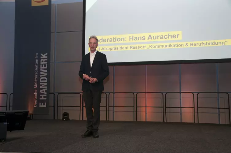 Hans Auracher, ZVEH-Vizepräsident, moderierte den Festabend.