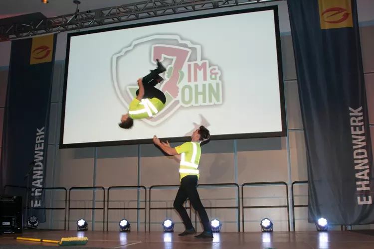 Kurze Showeinlage: Die Brüder Jim & John Ranger sorgten mit ihrer Akrobatik-Einlage für Staunen.