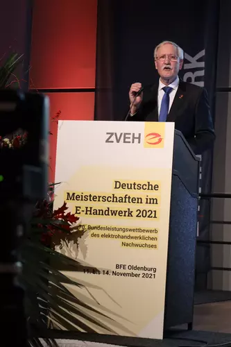 ZVEH-Präsident Lothar Hellmann bei der Eröffnung des Festabends der 70. Deutschen Meisterschaften der E-Handwerke.