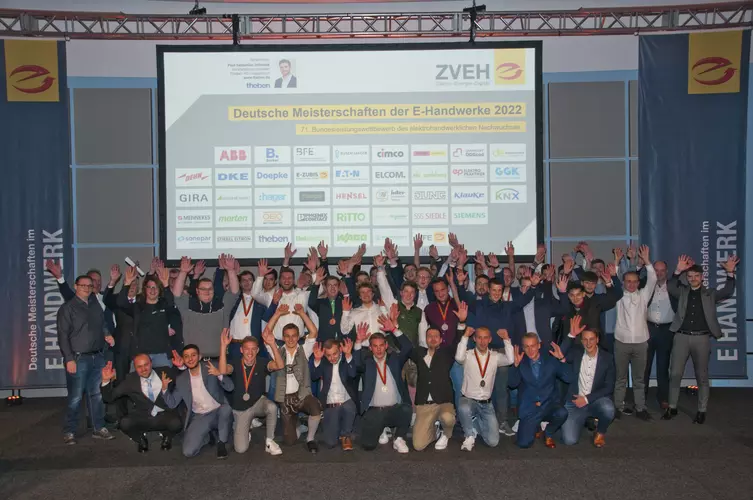 Freude über das gelungene Event: die 45 Teilnehmer der 71. Deutschen Meisterschaften der E-Handwerke. 